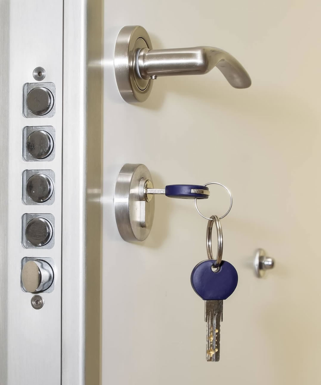 Cerrajero trabajando